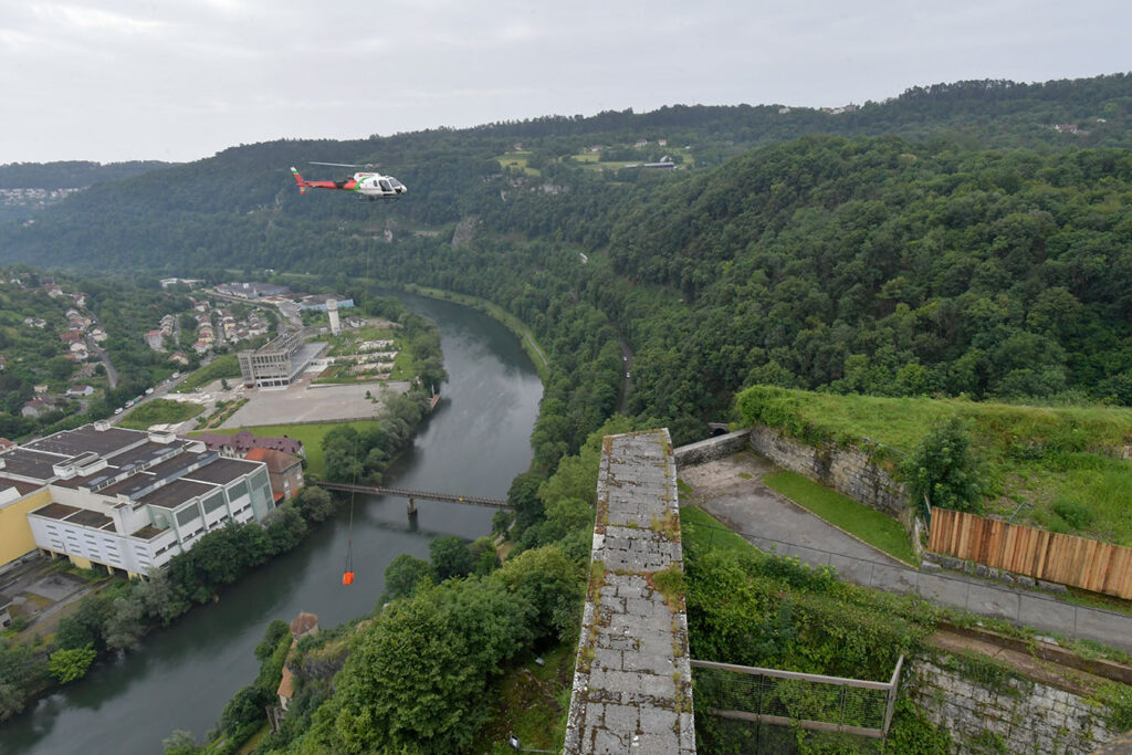 Hélicoptère sur les hauteurs de Besançon